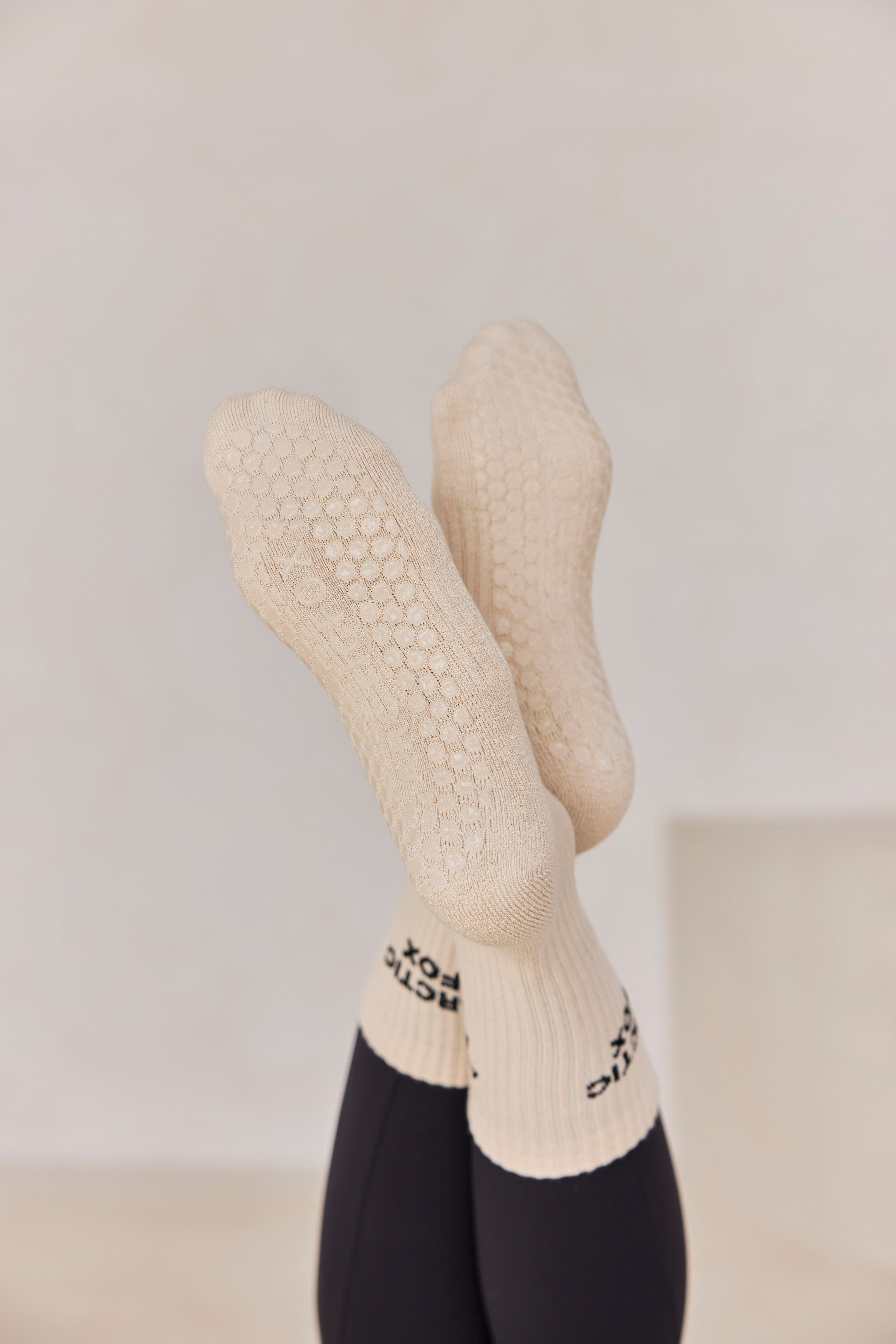 Ofia Lot de 2 paires de chaussettes de yoga antidérapantes pour fee Ofia Lot de 2 paires de chaussettes de yoga antidérapantes pour fee